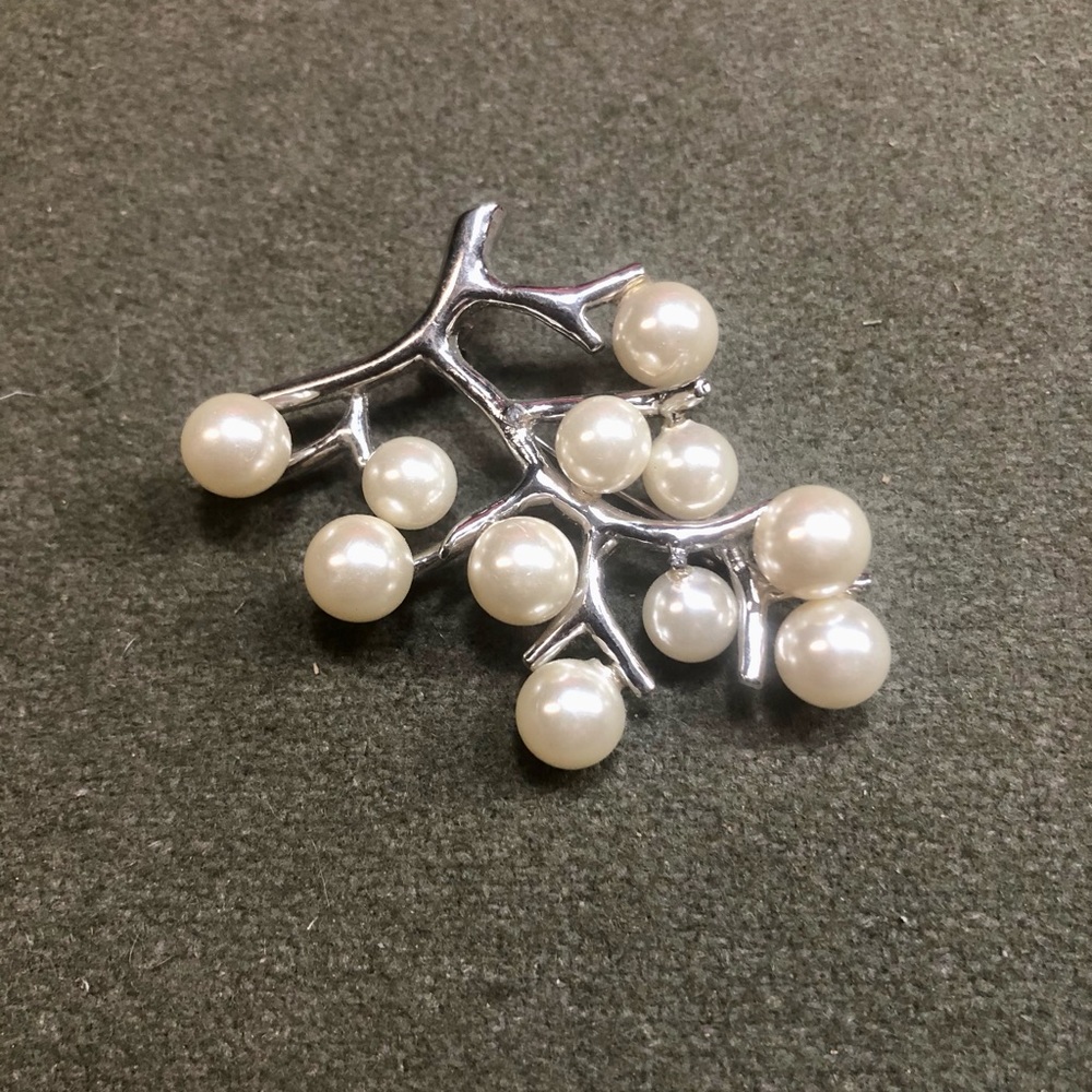 Pearl cluster brooch